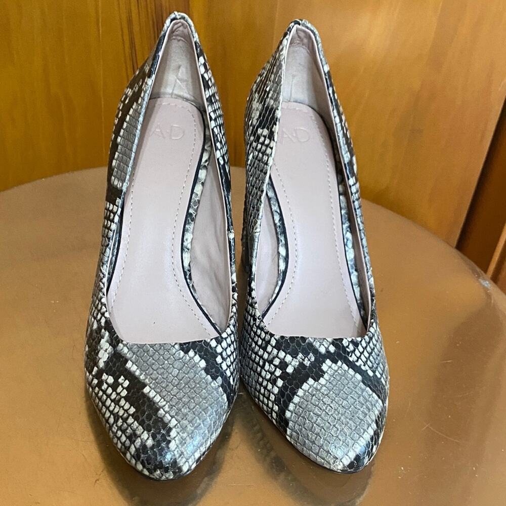 Snakeskin Patterned Women's Block Heels 4" Leather Soles Excellent Condition